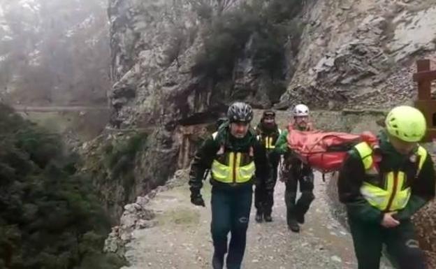 Rescatan a un excursionista que pasó la noche con las dos piernas rotas en la ruta del Cares
