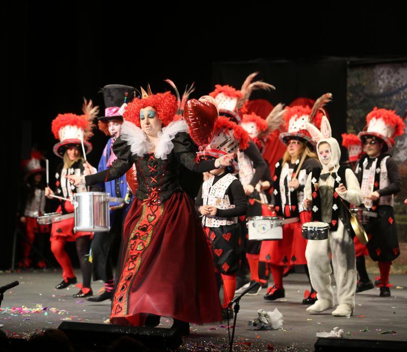 Increíble puesta en escena de las charangas en el Antroxu de Gijón