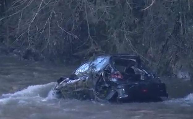 Se da a la fuga tras un accidente en Oviedo y cae con su coche a un río poco después
