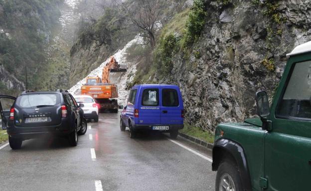 El Principado advierte de la «peligrosidad» de realizar rutas y escalar por el riesgo de aludes