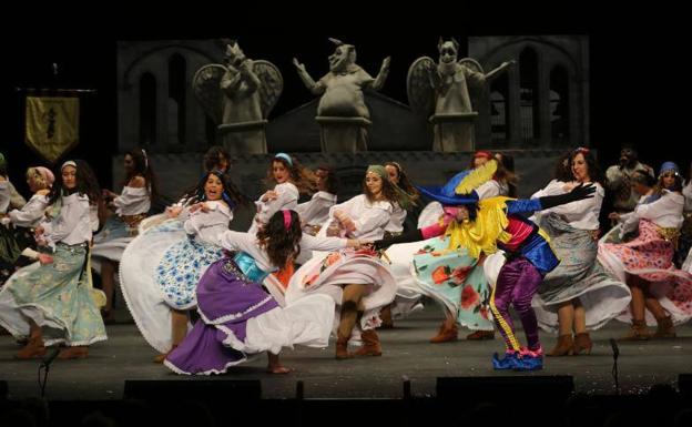 El Jovellanos se rinde a las primeras actuaciones de las charangas del Antroxu de Gijón