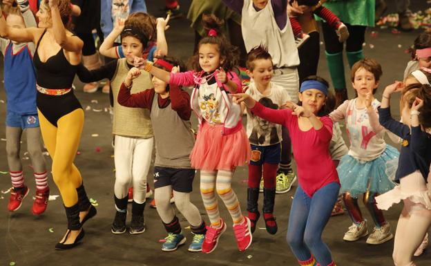 El desfile infantil del Antroxu gijonés ilumina el Jovellanos
