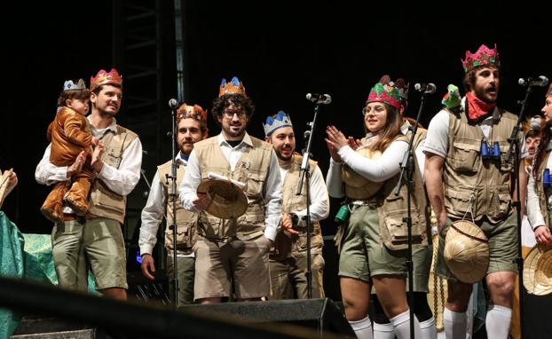 Carnaval de Avilés | La Liga de la Justicia inicia su mandato con un gélido acto de coronación