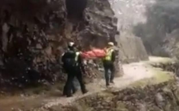 Rescatado en la Ruta del Cares tras pasar toda la noche con las piernas rotas