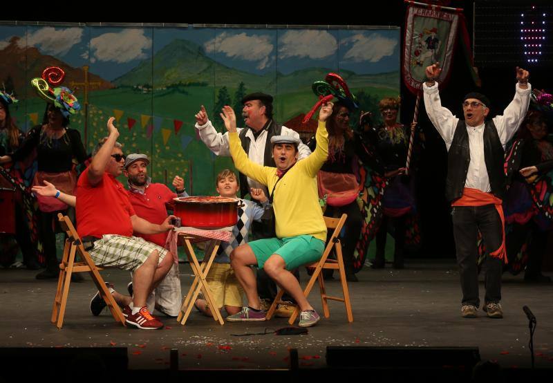 Animadas actuaciones de las charangas en el Antroxu gijonés