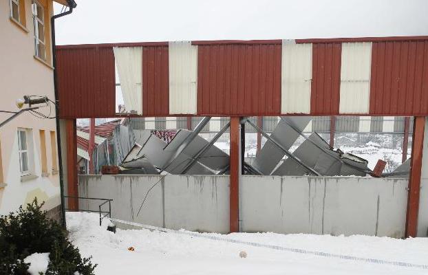 Los vecinos de Felechosa urgen más seguridad tras el derrumbe del polideportivo