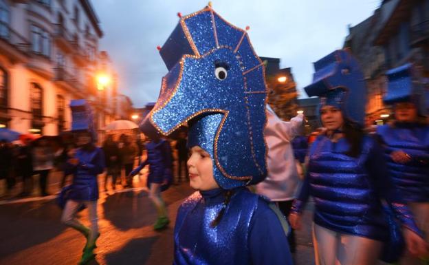África desfila entre marionetas y punkys