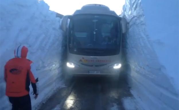 El difícil reto de conducir un autobús entre muros de nieve