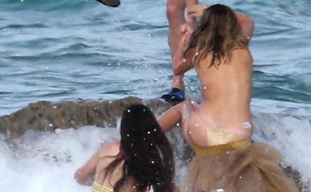 Kate Upton, arrastrada por una ola en una sesión de fotos en 'topless'