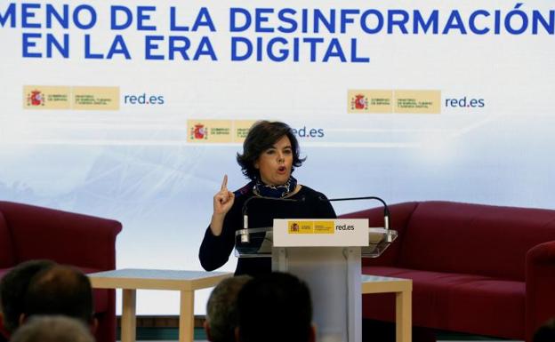 Santamaría llama a medios y ciudadanos a colaborar contra la «proliferación de noticias falsas»