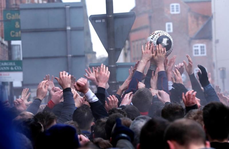 Así es el fútbol de carnaval de Ashbourne