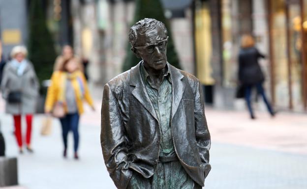La Plataforma Feminista insistirá en la retirada de la estatua de Woody Allen en Oviedo