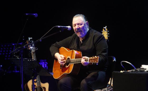 Revólver renace en el Niemeyer