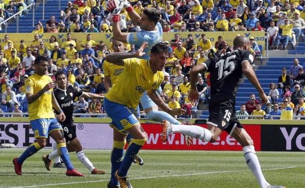 El Sevilla se lleva los puntos con polémica final