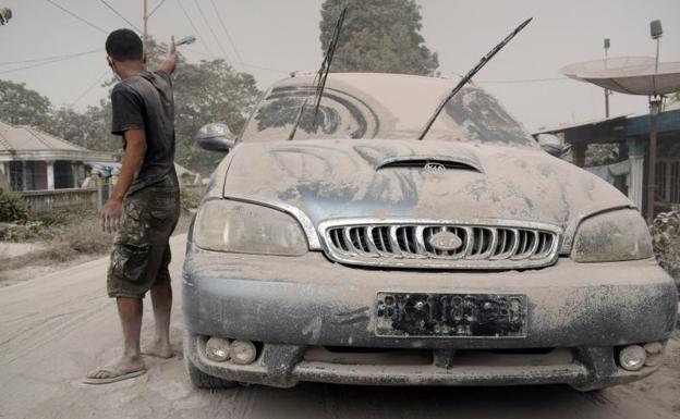 El volcán Sinabung erupciona por cuarta vez en ocho años