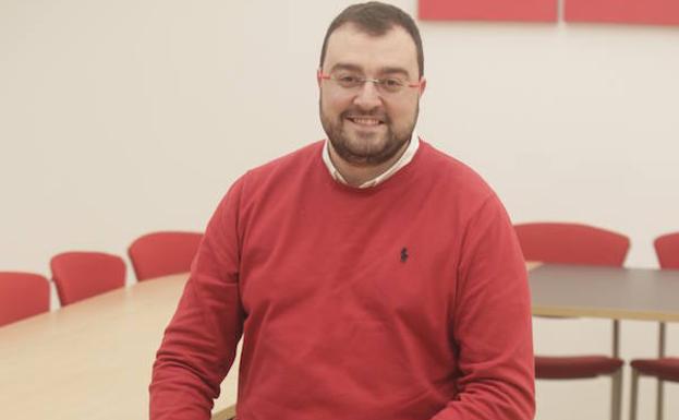 Adrián Barbón: «Algunos de los nuestros se han convertido en meros burócratas alejados de la realidad»