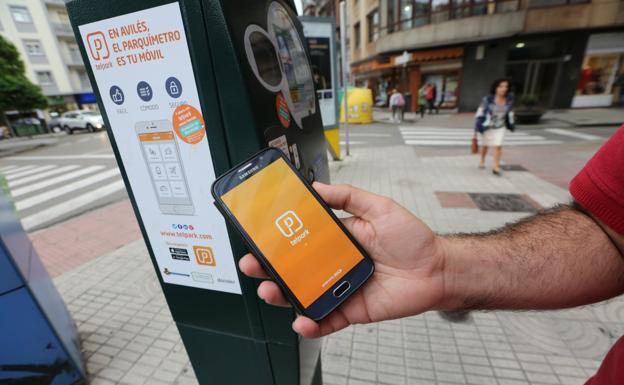 La aplicación de móvil de la zona azul de Avilés seguirá sin recargo