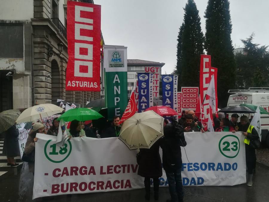 Los profesores, «asfixiados», se manifiestan por las 18 y las 23 horas lectivas en Primaria y Secundaria