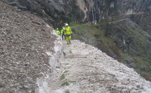 Reabre la ruta del Cares tras retirar las piedras desprendidas hace once días