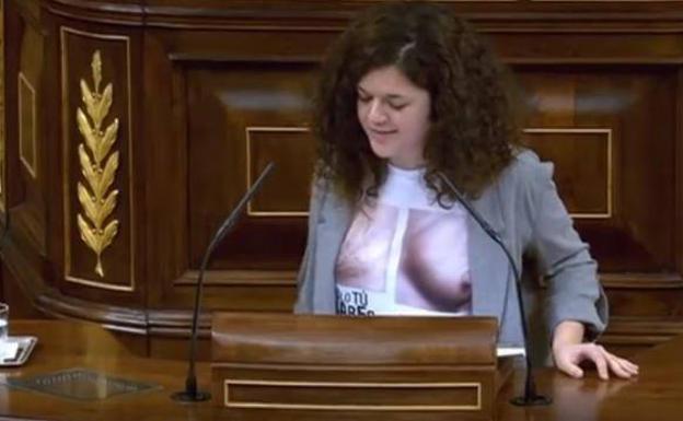 La camiseta reivindicativa de Sofía Castañón provoca el enfado de la presidenta del Congreso