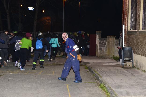 Una noche de terror zombi por las calles de Infiesto