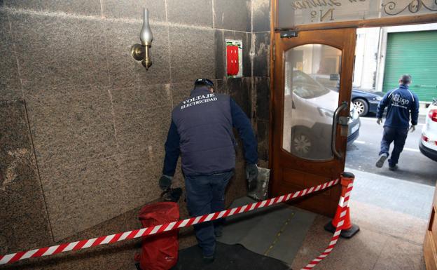 Los técnicos revisan la instalación eléctrica del edificio de El Berrón