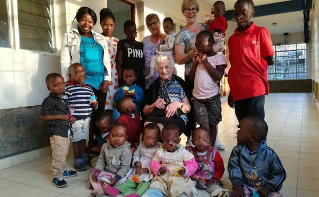 Irma, una voluntaria de 93 años que viaja de Italia a Kenia para trabajar en un orfanato