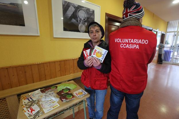 El Comité Antisida realiza pruebas rápidas de VIH en el instituto de Salinas