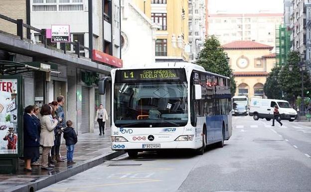 Ponga califica de «idea interesante» las paradas de bus a demanda para mujeres en Oviedo