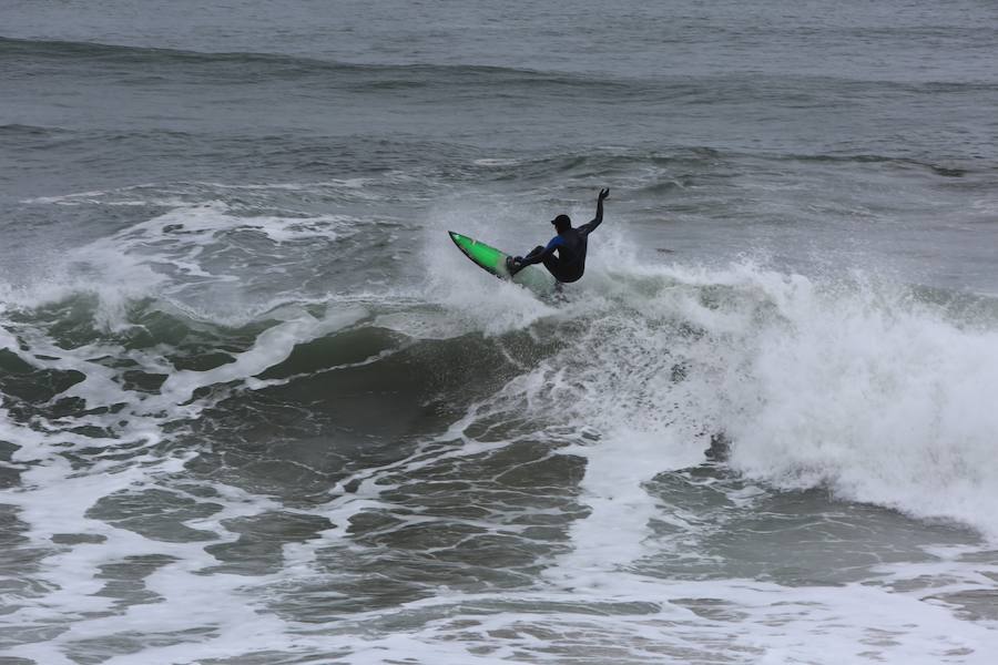 Las imágenes que deja el viento y el fuerte oleaje en Asturias