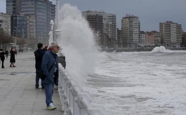 Un fin de semana de contrastes con sol, lluvia, viento y oleaje