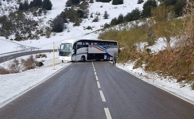 Un autobús patina con las placas de hielo y deja cortado durante hora y media el Puerto de San Lorenzo