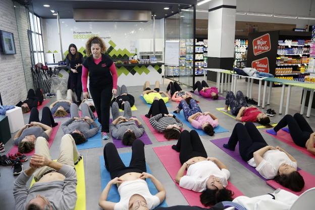 Gimnasia hipopresiva en el supermercado