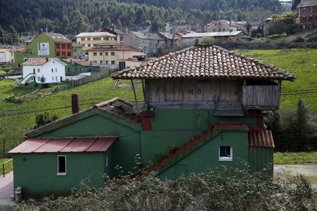 Herido grave un vecino de Villabona al desplomarse el tejado de su vivienda