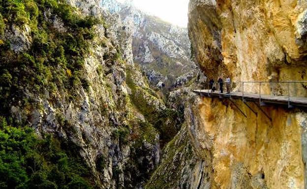 La vertiginosa ruta del Cares grabada con drones