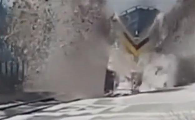 Así se despejan las vías ferroviarias inglesas con un 'tren quitanieves'