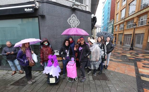 Un 'piquete' feminista recorre las calles del centro de Avilés