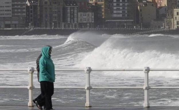 Asturias se enfrenta a vientos de 145 kilómetros y olas de hasta nueve metros