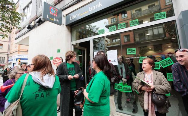 Se encierran en una sucursal de Liberbank en Gijón para evitar un desahucio