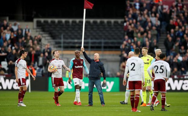 Aficionados del West Ham saltan al campo a pegar a sus jugadores