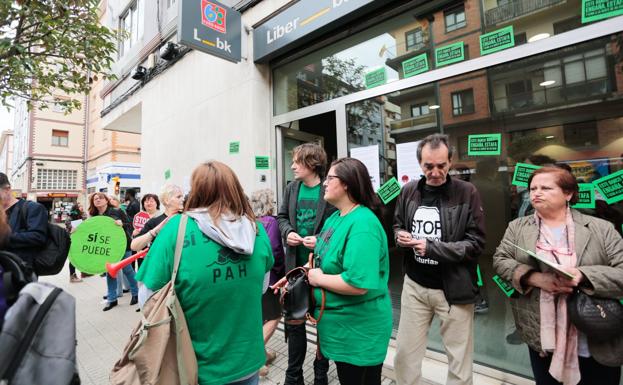 La PAH se encierra en una sucursal bancaria de El Coto para evitar un desahucio