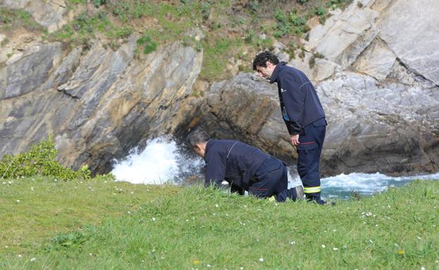 Los bomberos rastrean la costa asturiana para localizar a Lorena y a Concepción