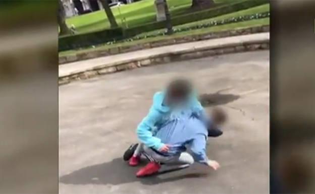 Brutal pelea de menores en Oviedo grabada por sus compañeros mientras les jalean