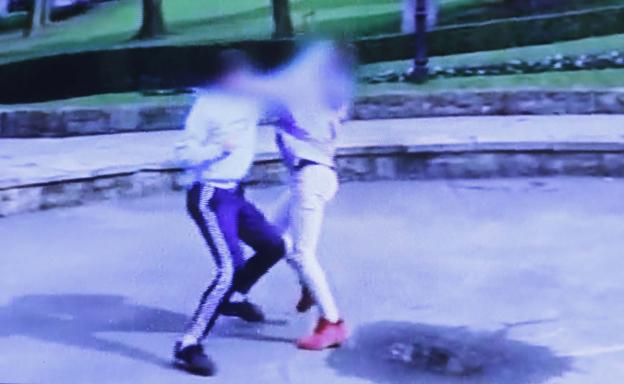 Conmoción en Oviedo por la pelea de dos menores jaleados por sus amigos, que los graban con los móviles