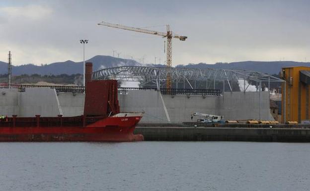 La nueva nave de blenda de AZSA en el puerto de Avilés avanza a buen ritmo