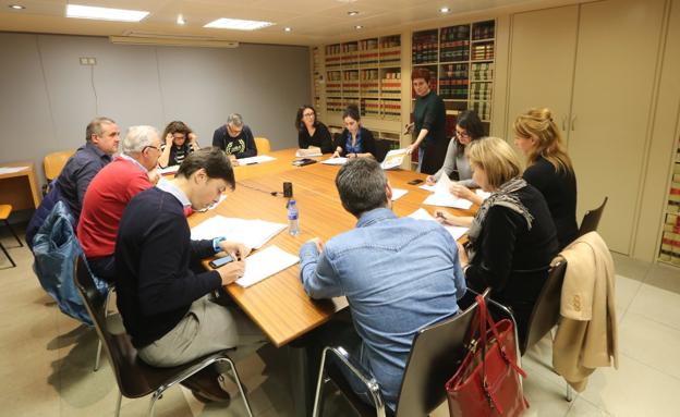 La comisión del agua pide que comparezca Mercedes Fernández a instancia de los exconcejales del PP