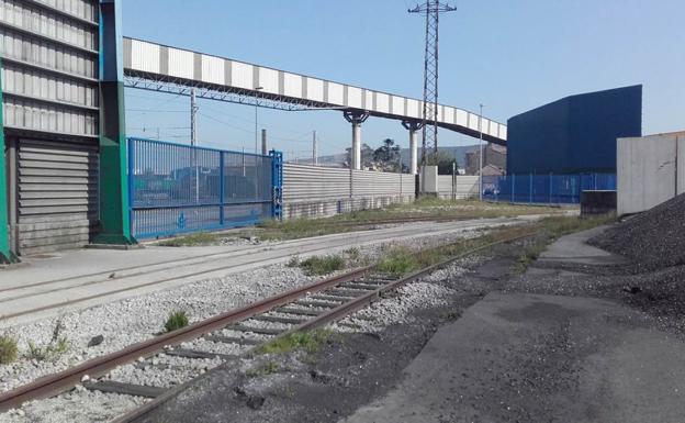 El Puerto de Avilés inicia la colocación de una nueva pantalla de protección ambiental