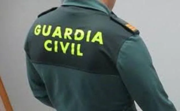Buscan a un Guardia Civil que se lanzó a un arroyo para rescatar a una pareja en Sevilla