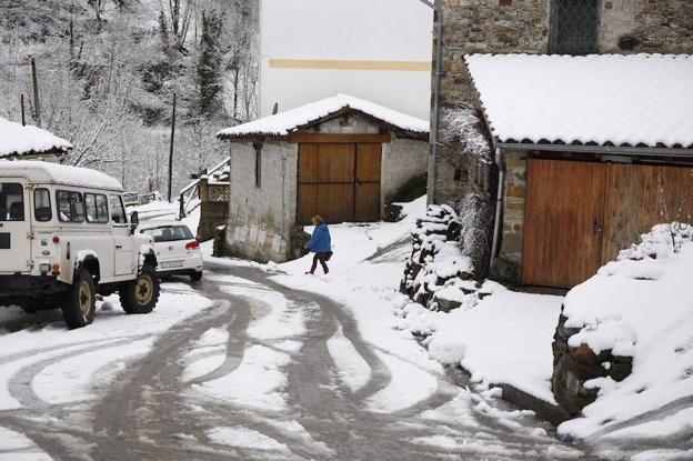 Asturias recibe a la primavera en alerta roja por nevadas de hasta cuarenta centímetros