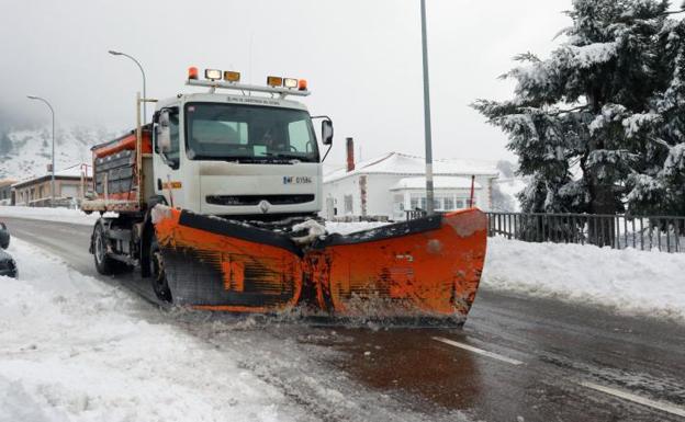 El tiempo en Asturias | El Huerna reabierto para camiones, que siguen sin poder circular por Pajares